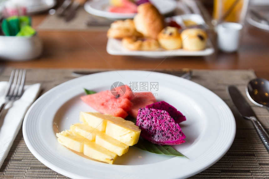 放在餐厅的桌子上吃早餐在桌边摆放健康美味的图片