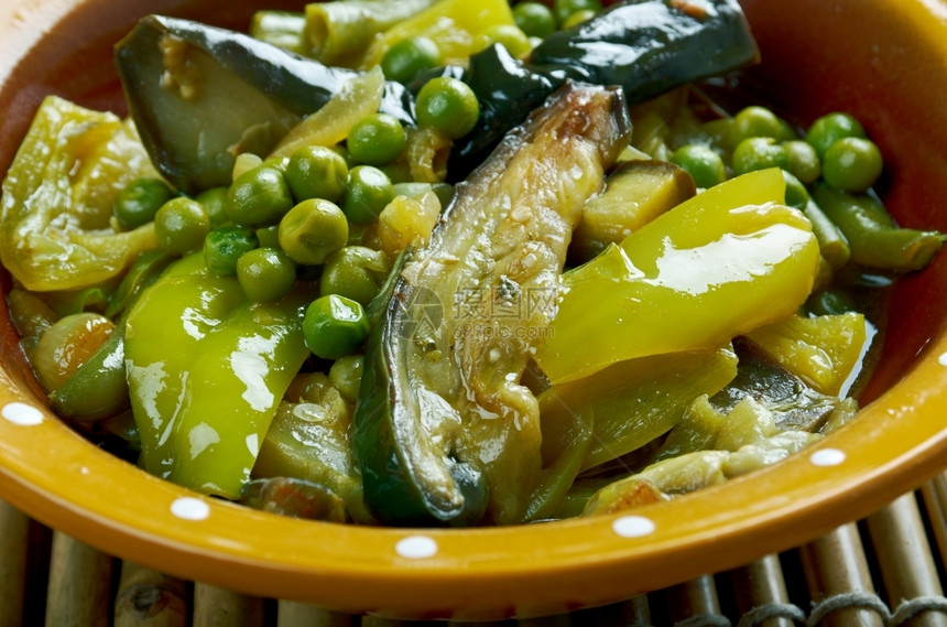 鱼子酱Udhiyu古吉拉特邦混合蔬菜盘印度茄子咖喱大蒜图片