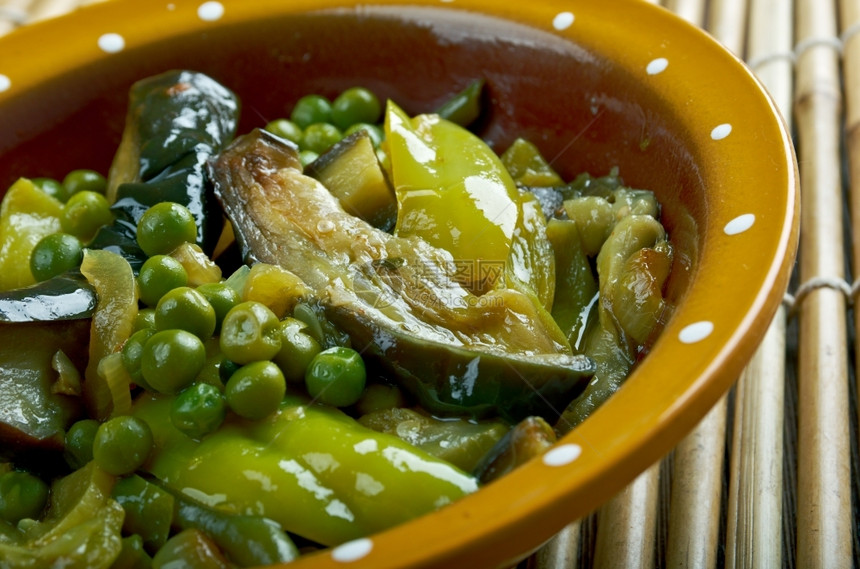 绿色菜印度开胃Udhiyu古吉拉特邦混合蔬菜盘印度茄子咖喱图片