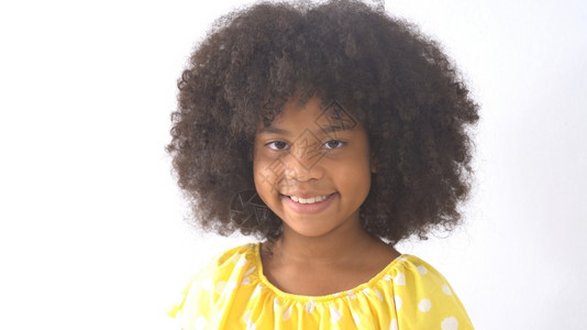 种族的孩子快乐笑小非洲女孩肖像可爱图片