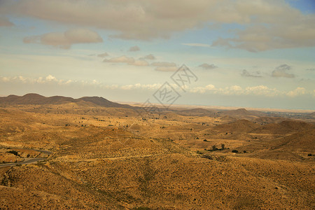 树木玛塔特北非突尼斯南部Matmatata附近的荒漠地貌图案图片