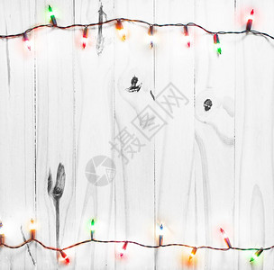 圣诞节盒子礼物灯亮在白色木背景上并有文本的复制空间图片