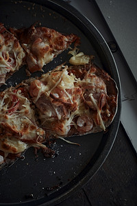 自己做的披萨还有新鲜的莫扎里拉脆皮餐厅煮熟的图片