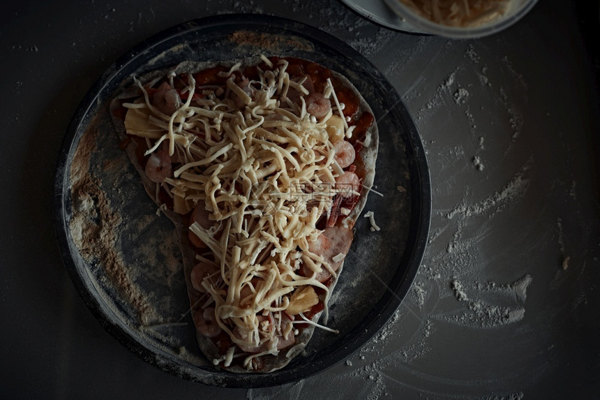 比萨餐厅自己做的披萨还有新鲜的莫扎里拉木制图片