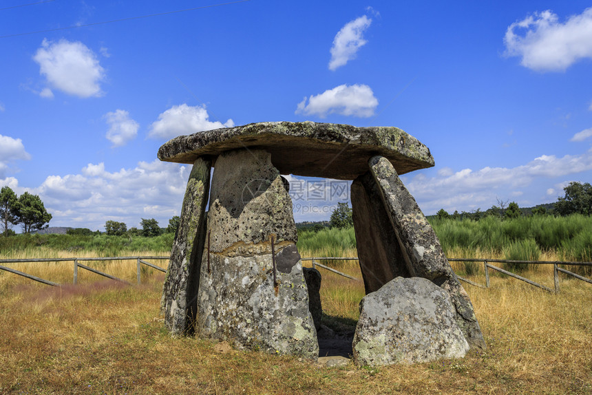 支石墓覆盖在葡萄牙阿尔戈德雷斯FornosdeAlgodres附近的屠宰场是一座有9道的墓穴据信它位于公元前29064年新石化时图片