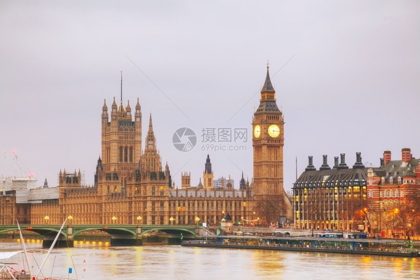 河欧洲的伦敦与时钟塔和议会大厦在清晨的伦敦天空图片