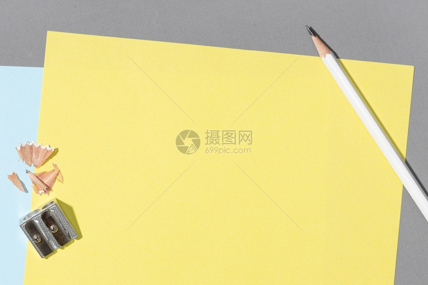 有创造力的空白黄色纸铅笔和灰色背景上的锋利器创造意模拟板平办公桌坦的空白图片