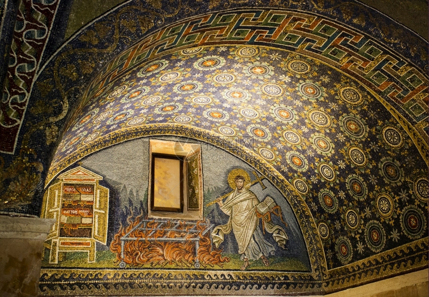 携带英石拉文纳Byzantinemasaic描述圣劳伦斯在意大利Ravenna的GallaPlacidia修道院背着普萨拉姆一书图片