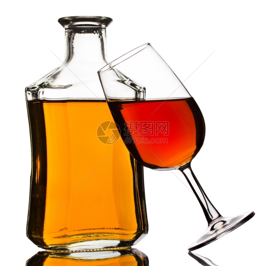 金子威士忌酒豪饮白上隔绝的玻璃瓶图片