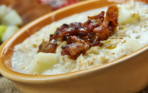 粥类手机端模板盘子美味的Buktinbiezputra配土豆或大麦粥的Porridge拉脱维亚烹饪传统菜类顶视健康背景