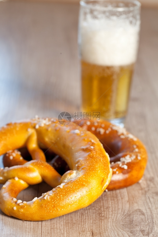 喝典型的有甲壳德国葡萄面包加啤酒布雷泽尔庆典图片