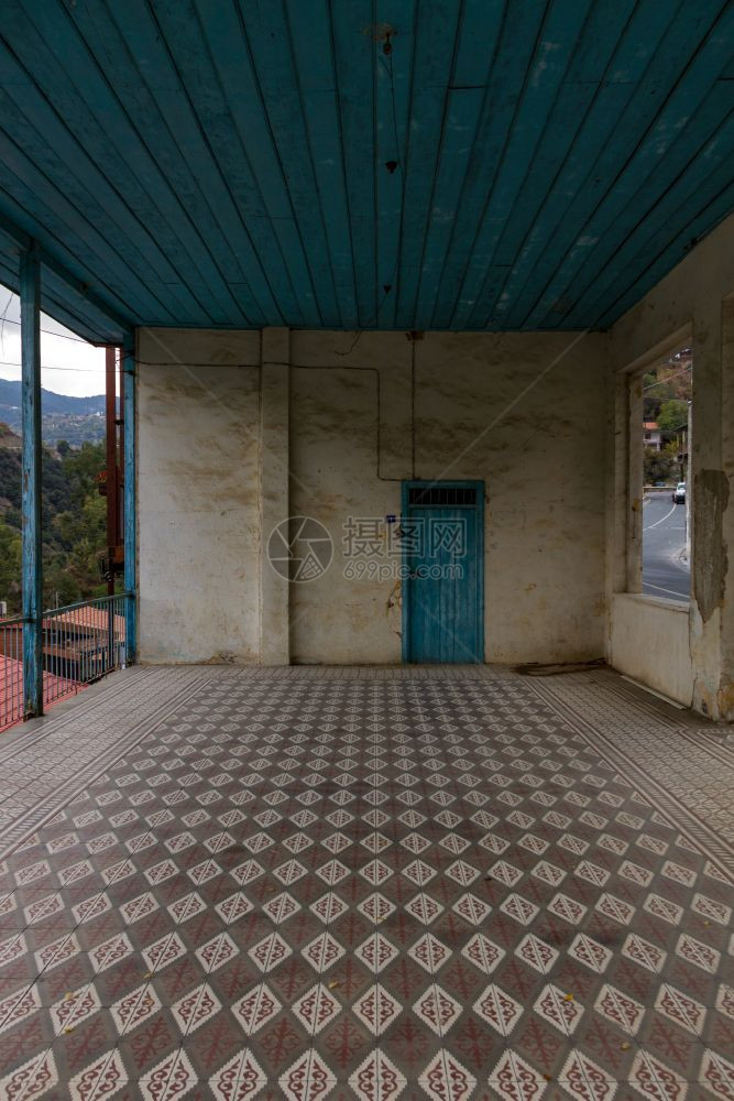 天花板塞浦路斯Kalopanayanyiotis山村废弃房屋内部和瓷砖的家图片