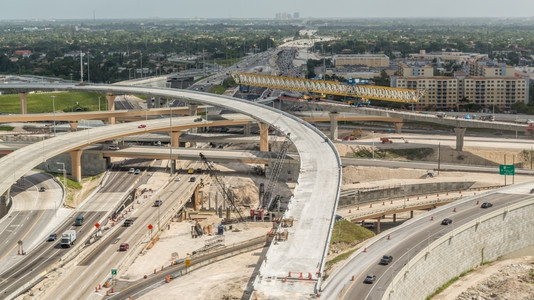 市中心2014年8月在迈阿密国际机场附近高速公路系统进行大规模建筑工程2014年8月开始建造飞机场贝拉丘背景图片