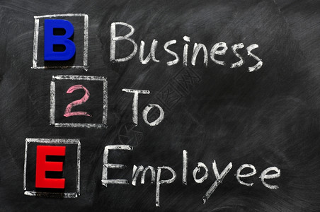 B2E的缩写词BE企业致雇员写在黑板上蓝色的垃圾摇滚手写图片