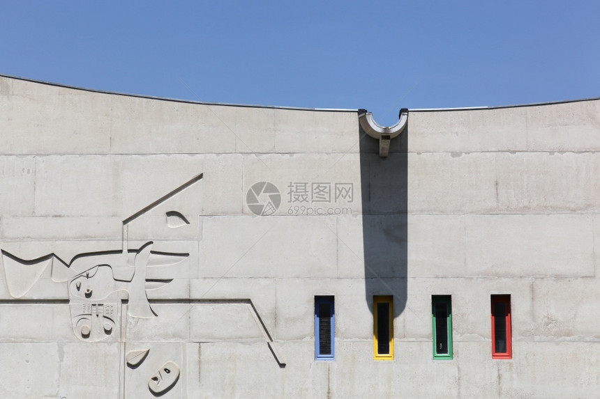 单元墙文化中心大楼由建筑师LeCorbusier设计位于法国Cirminy地标图片