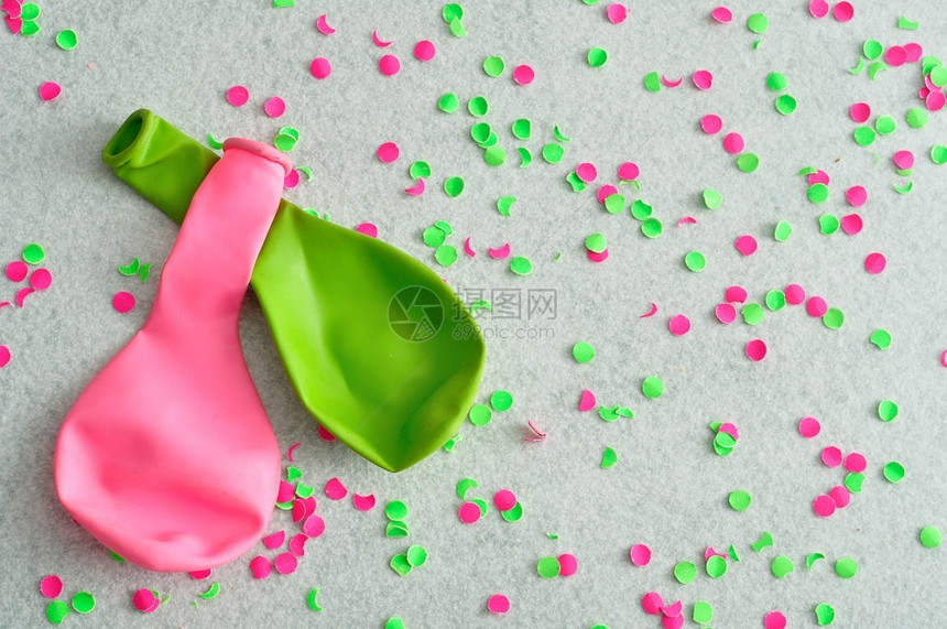 以白色背景展示的气球充满绿色和粉面团体幸福粉色的图片