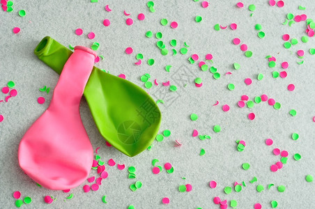 以白色背景展示的气球充满绿色和粉面团体幸福粉色的图片