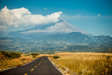 普埃布拉远离方风景的墨西哥火山阳光明媚的一天墨西哥火山风景旅行爆发喷背景