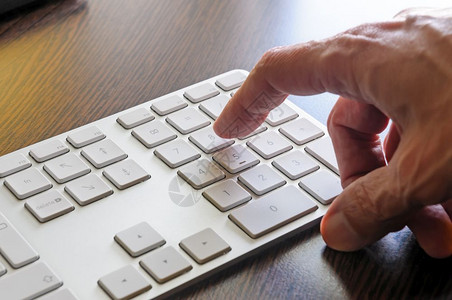 一个老人在用电脑的数字键盘58皮卡桌面外围设备图片
