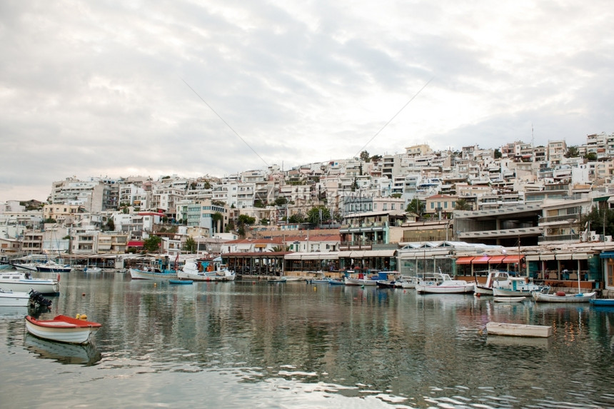 镇希腊雅典附近比雷埃乌斯米克罗利马诺港日落时景爬坡道海图片