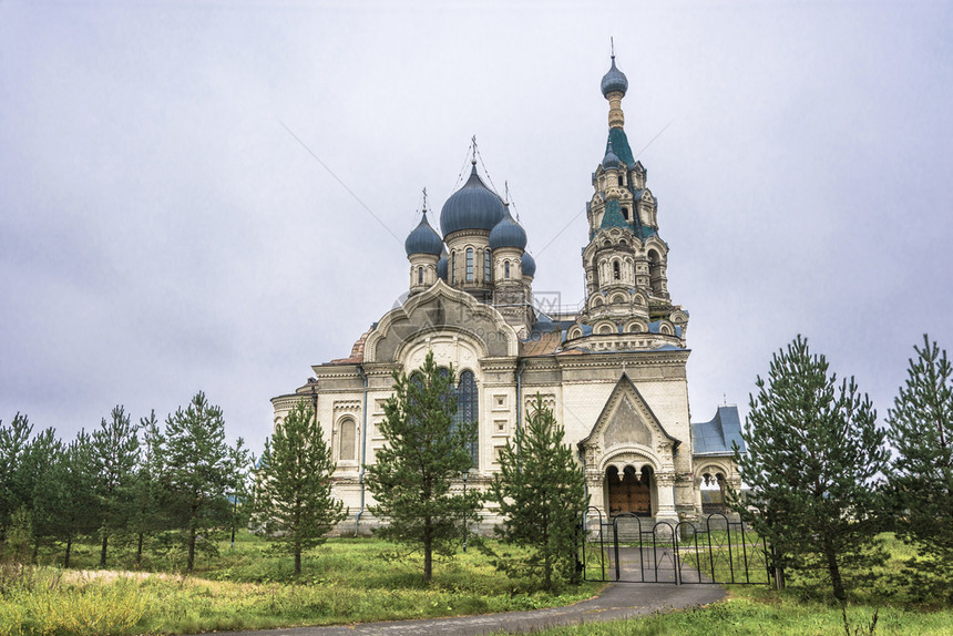 斯帕基雅罗拉夫尔俄亚拉夫尔地区Kukoboi村的MajesticSpassky大教堂多云的图片