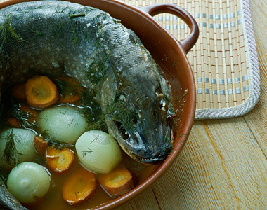 斯堪的纳维亚语大蒜uunihauki芬兰烤梭子鱼特写焗图片