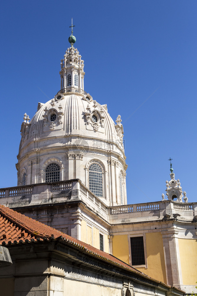户外18世纪末在葡萄牙里斯本建造的已故巴罗克和新立国皇家巴西利卡寺庙和最神圣之心修道院天主教大堂图片