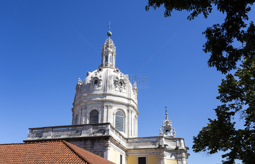 圆顶18世纪末在葡萄牙里斯本建造的已故巴罗克和新立国皇家巴西利卡寺庙和最神圣之心修道院建筑学地标图片