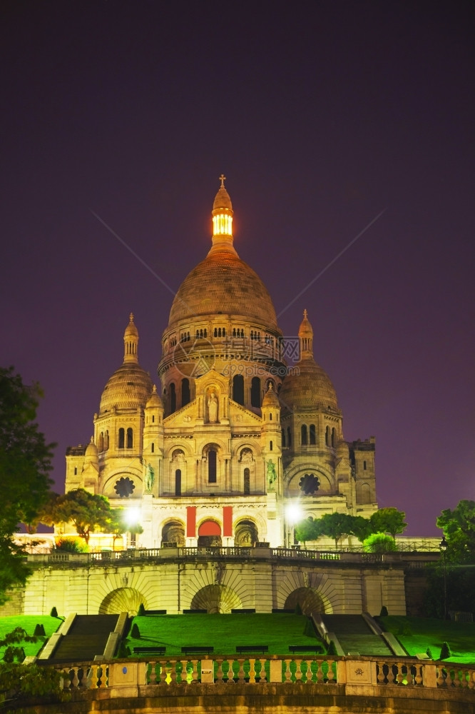 发光的目地巴黎圣心教堂的西人夜间神圣的巴黎心夜晚图片