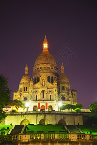 发光的目地巴黎圣心教堂的西人夜间神圣的巴黎心夜晚高清图片