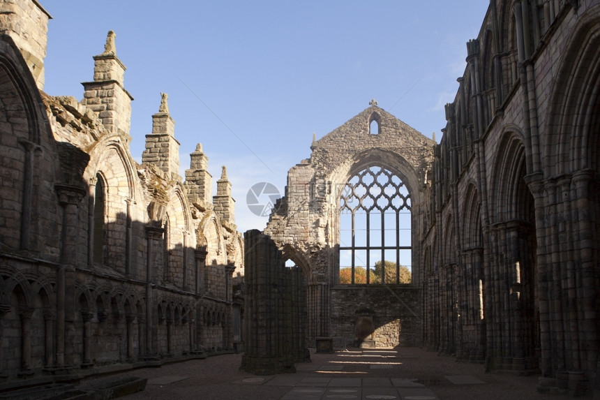 墙壁中殿宗教位于苏格兰爱丁堡的一座旧修道院主楼废墟的内部图片