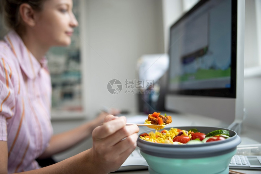 在职的植物办公室女职工在服务台吃健康网形午餐的女工人素食主义者图片