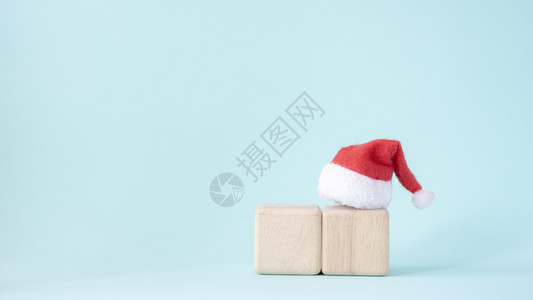 优质的颜色圣诞或新年最低概念复制空间背景薄荷彩色的木立方盒子最小的图片