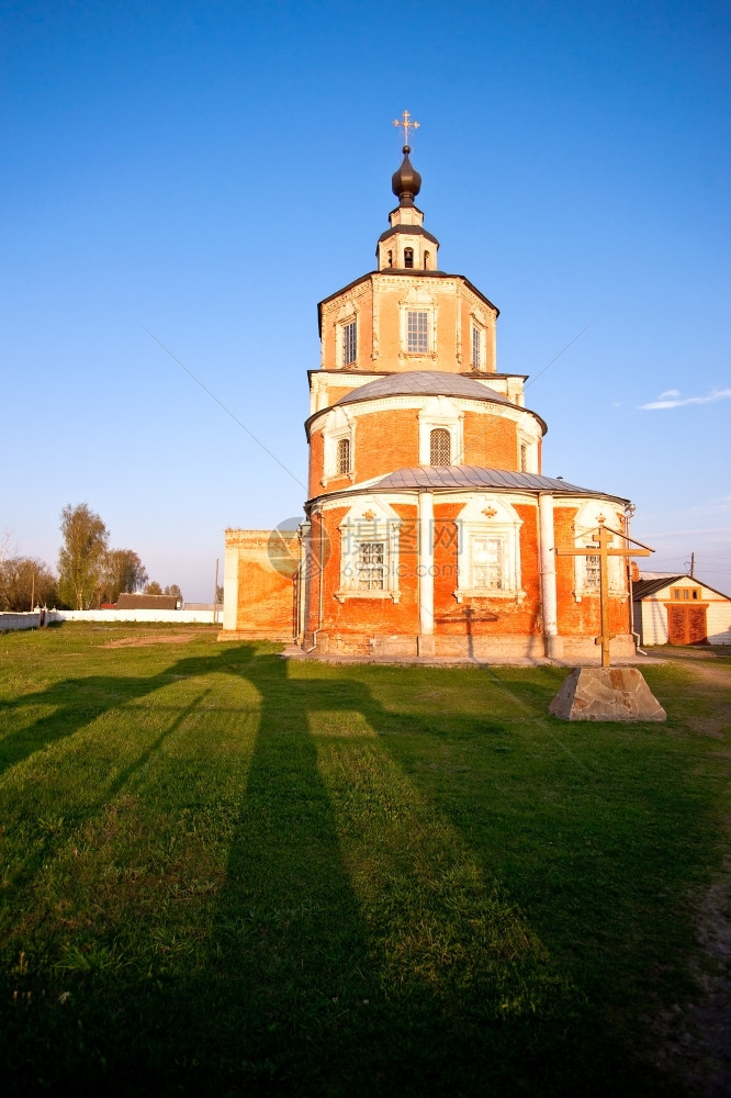 寺庙俄罗斯古代Voskresensky修道院布良斯克地区阴影冲天炉图片
