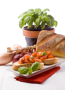 番茄照片美味的意大利语布鲁舍塔配有basil和成分健康图片