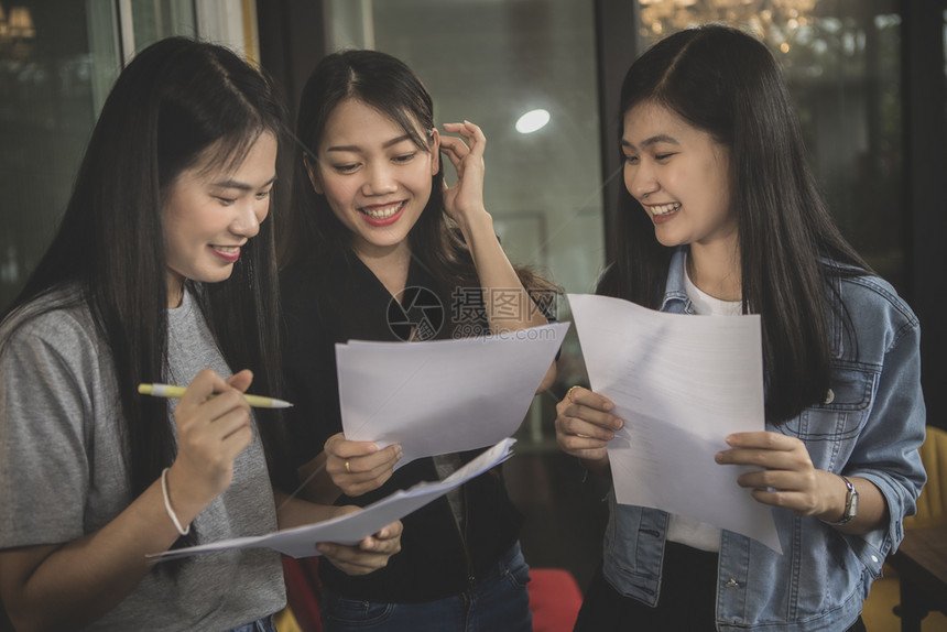 团队在家庭办公室举行自由休闲会的亚洲女自由职业者吸引人的快乐图片