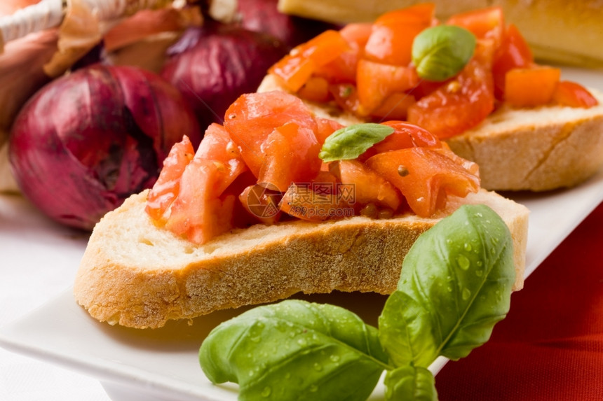 额外的莴苣健康照片美味的意大利语布鲁舍塔配有basil和成分图片