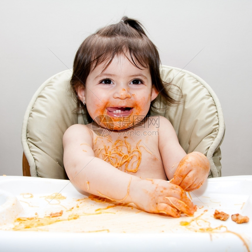 白种人食物天使玩得开心吃着满面意大利红番茄酱的乱七八糟美味小宝图片