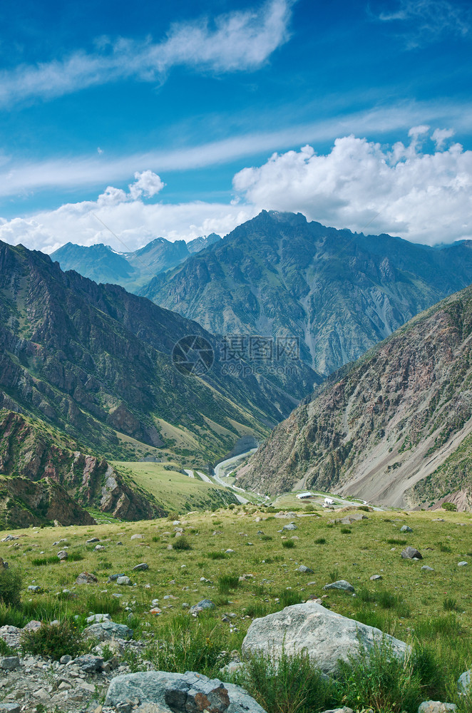 位于比什凯克至奥吉尔斯坦的公路3150米处从比什凯克至奥吉尔斯坦风景优美户外自然图片
