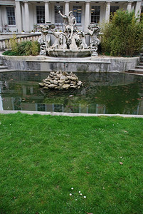 旅游英国切尔特汉市美丽的海王星喷泉水草图片