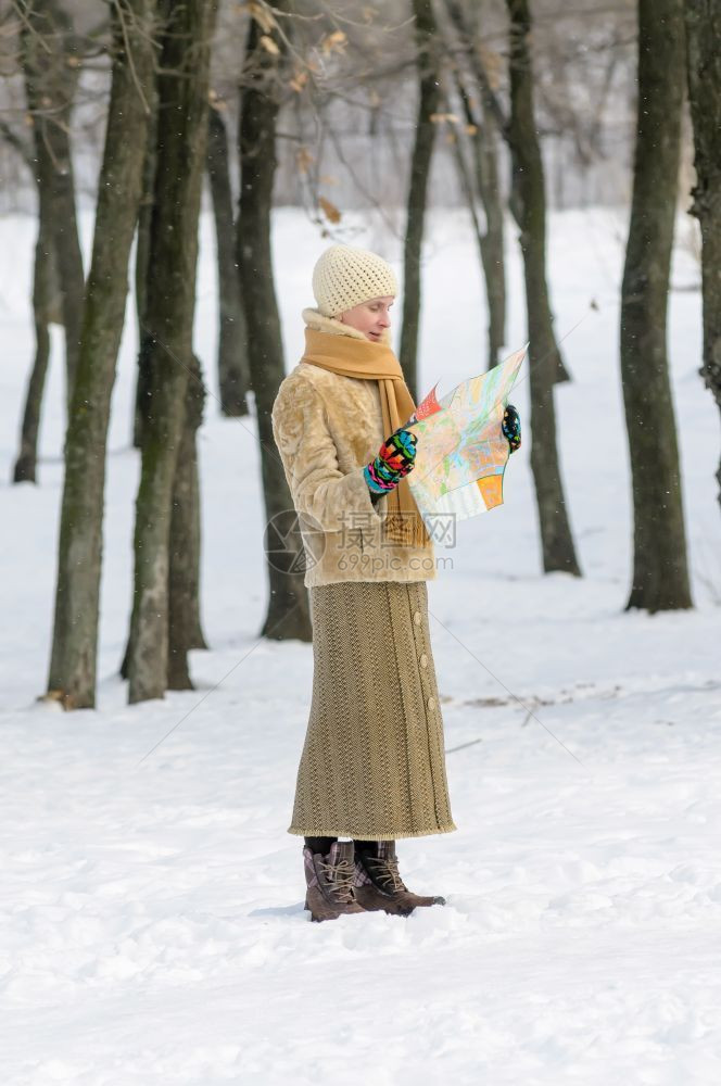 户外集冬天一个女人在森林里失落图片