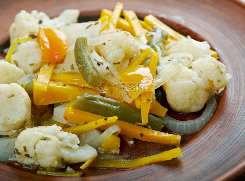 贾第尼拉小吃Giardiniera醋中咸菜蔬的香料腌图片