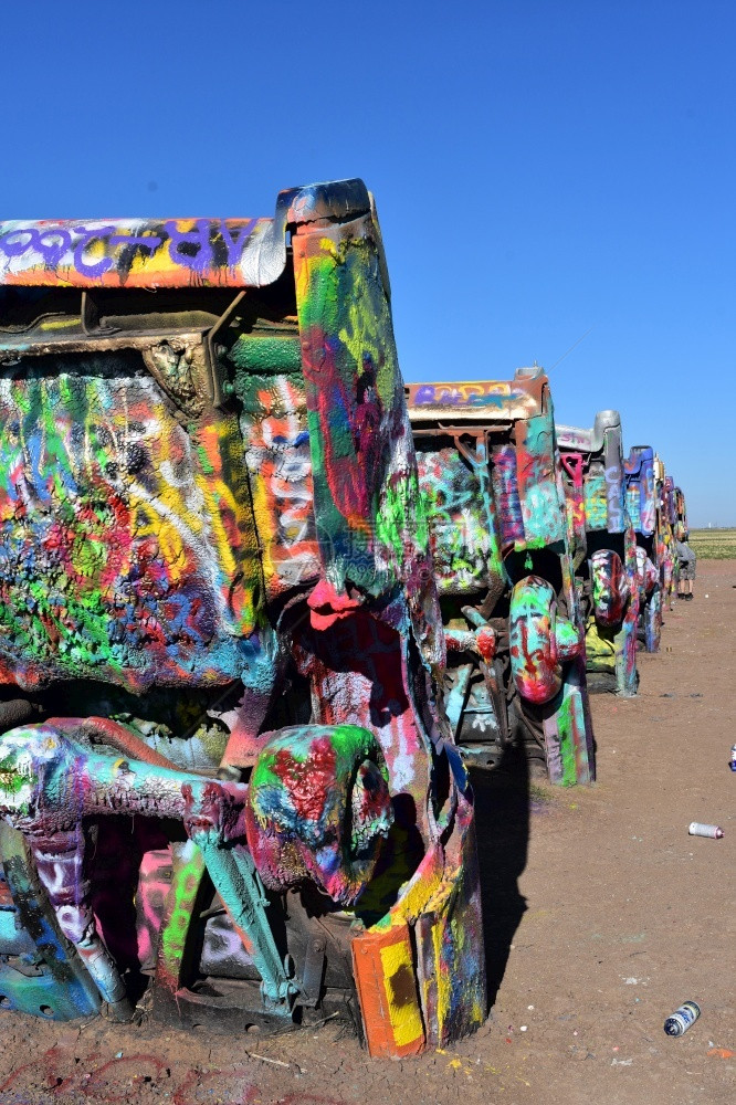 艺术品卡迪拉克牧场喷漆着亮彩色的旧汽车喷雾艺术的图片