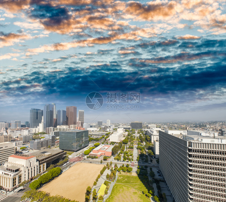 洛杉矶加州利福尼亚黄昏时的城市景观图片