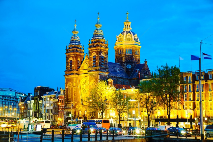 旅游著名的夜间在阿姆斯特丹举行圣尼古拉斯科巴利耶的西亚运河图片