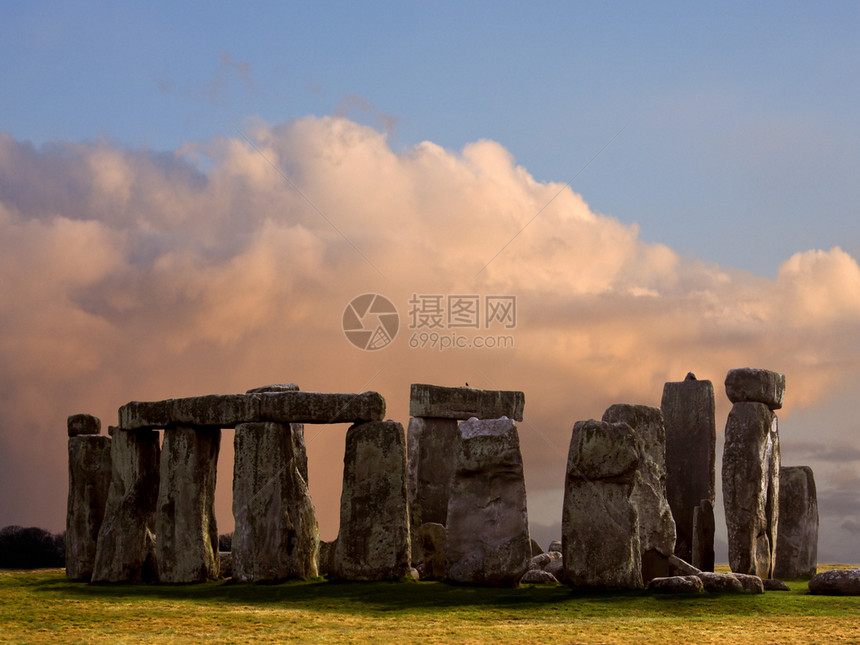 英格兰西南部威尔特郡Salisbury平原日落时史前巨石柱圆环新器时代古老的联合国教科文组织图片