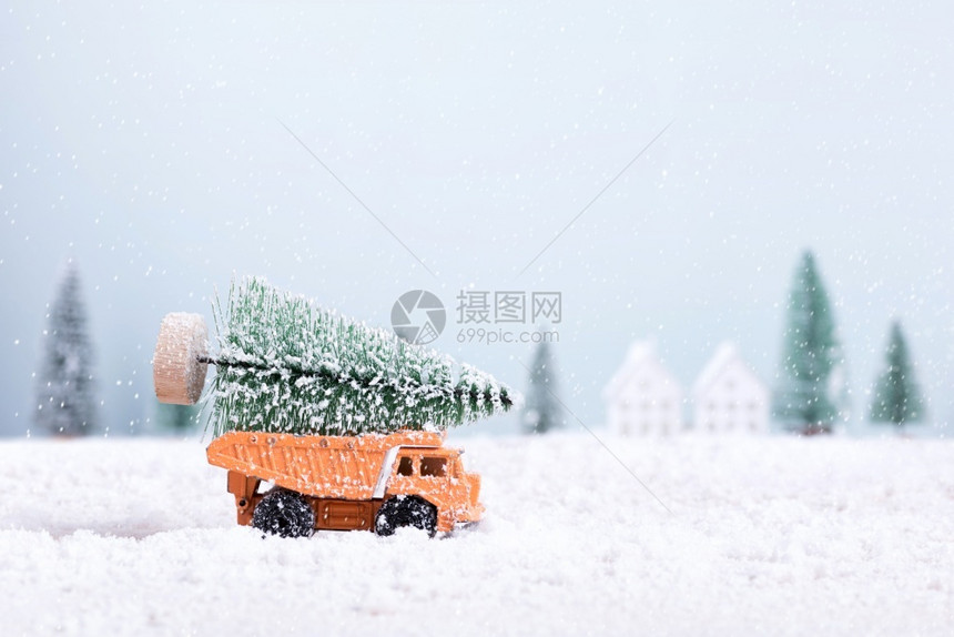 玩具卡车上的圣诞树图片