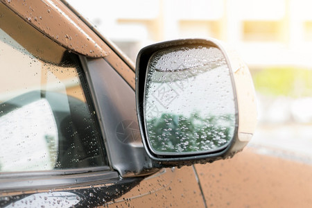等雨停天雨停了之后车的侧面镜子上有雨滴街道液体背景
