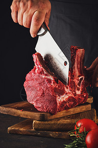 厨房男人屠夫切生牛肉木制的图片