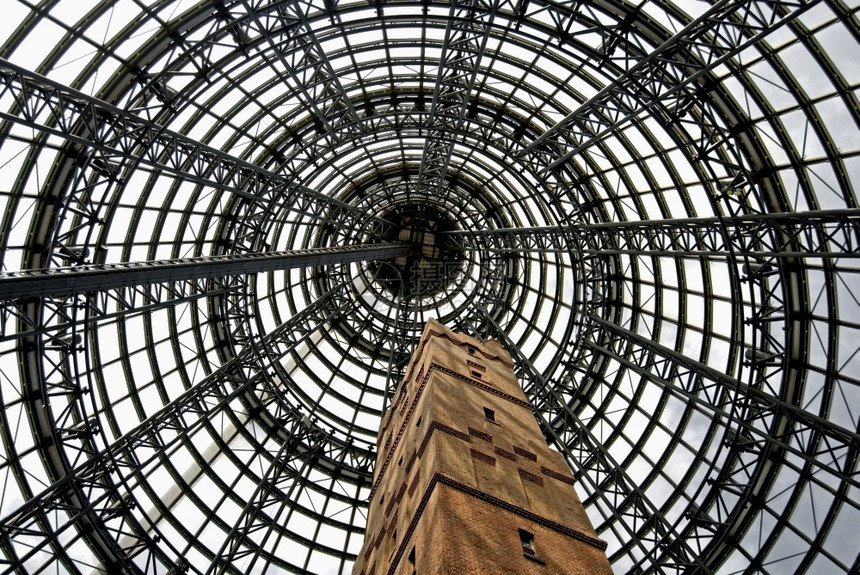 天空塔视窗购物中心的高钢架状锥形玻璃天花板图片